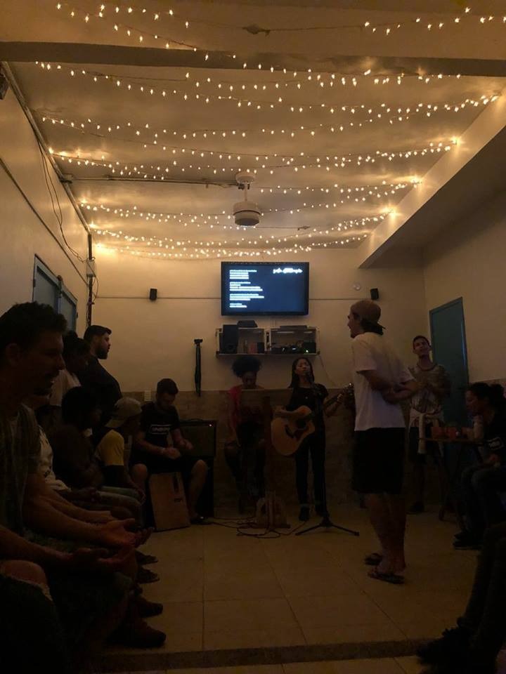 Tempo de oração na base com luzes