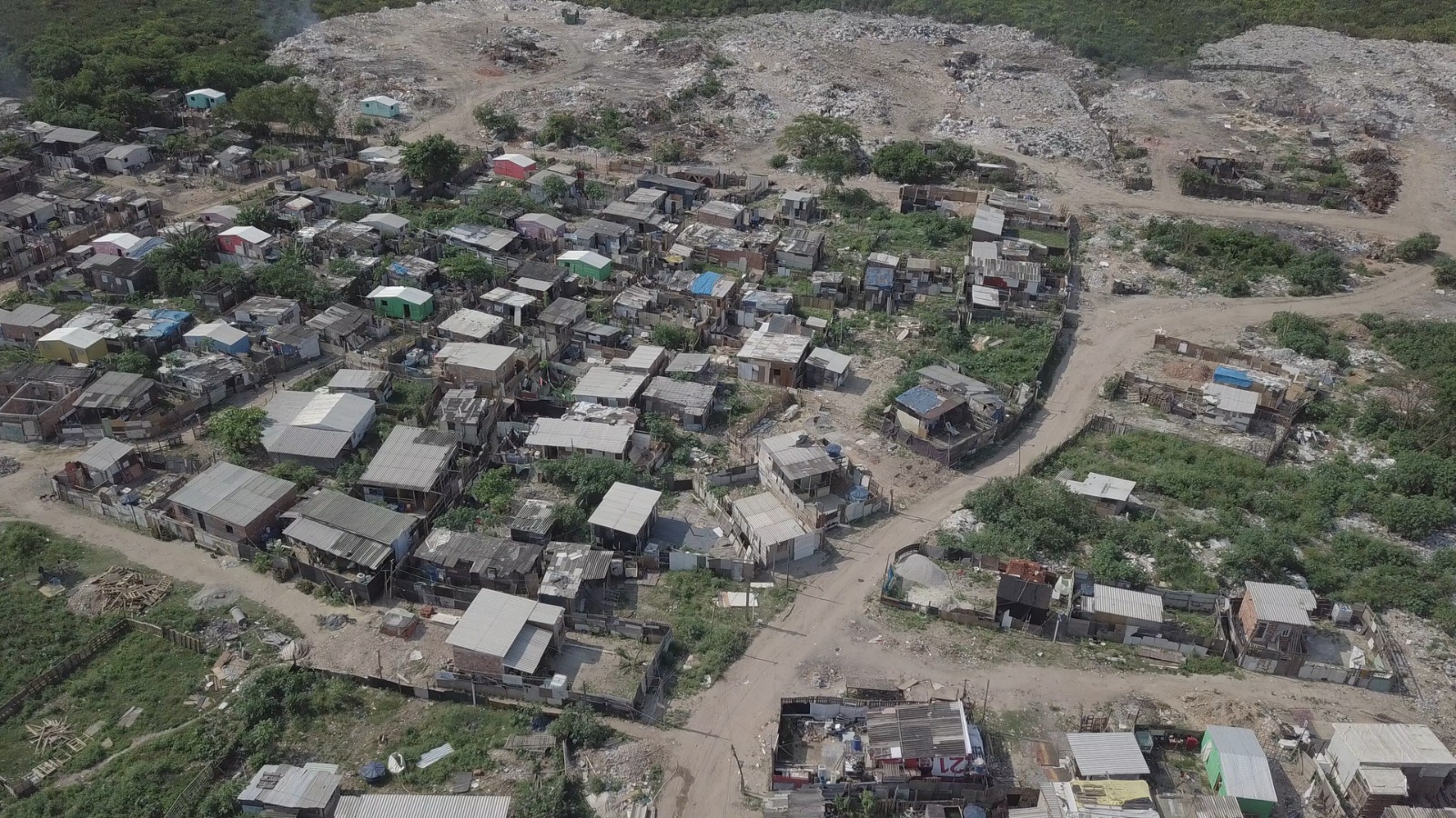 Missionários orando por moradora da comunidade
