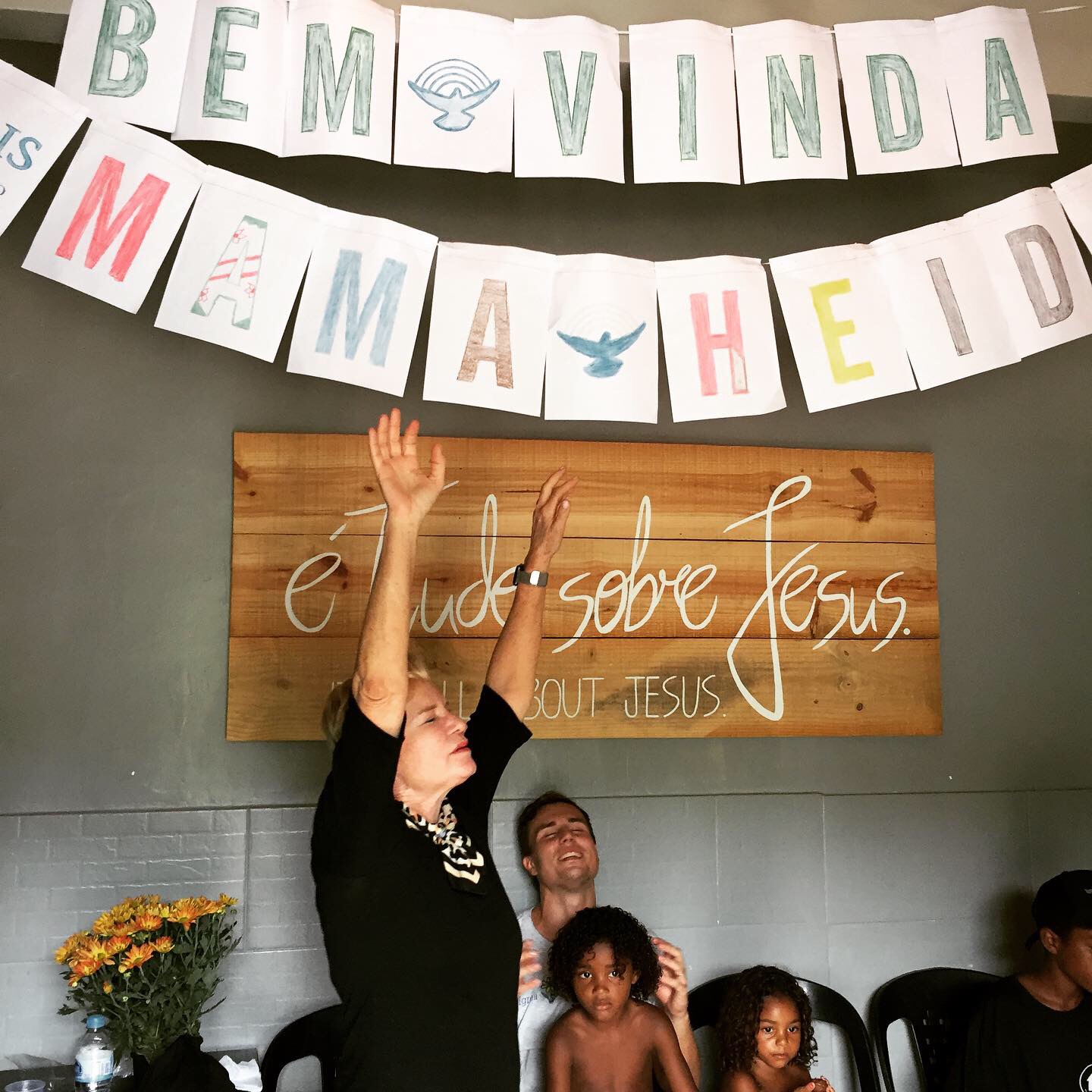 Heidi Baker em adoração na base do Iris Jardim Gramacho